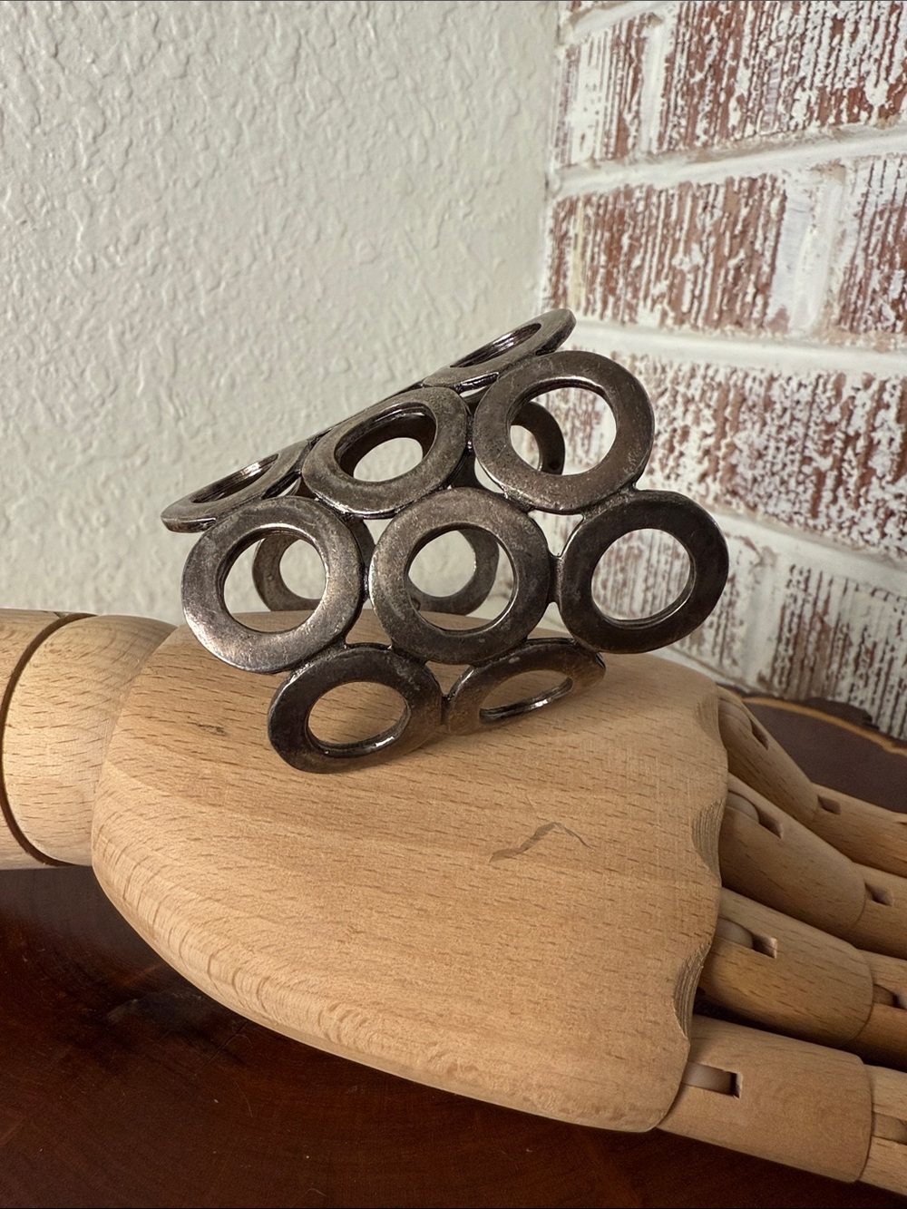 VTG AVANT GARDE Circular Open-Link Metal Accent Bracelet in Antique Silver